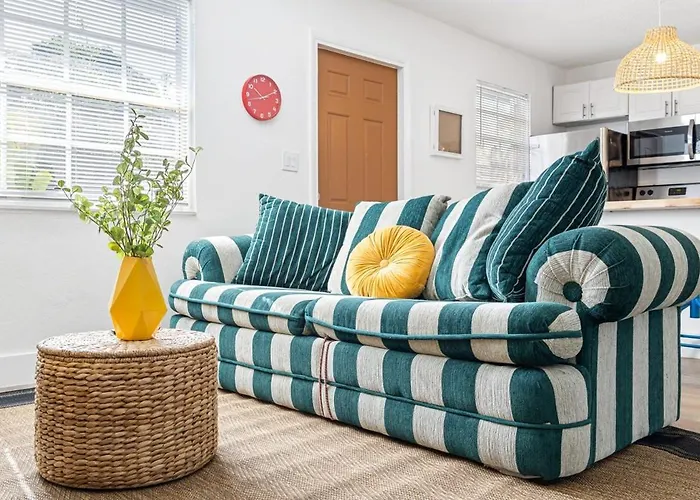 Lovely 2 Bedroom Condo In Sailboat Bend