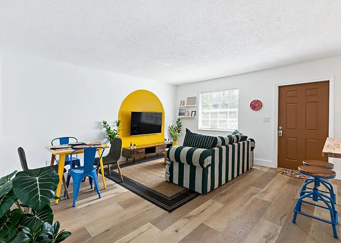 Lovely 2 Bedroom Condo In Sailboat Bend
