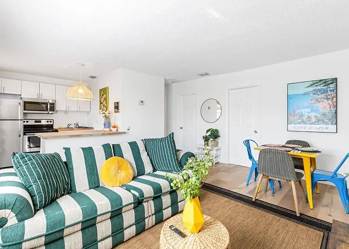 Lovely 2 Bedroom Condo In Sailboat Bend